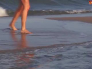 Dögös bevállalós anyuka lövell tovább a tengerpart