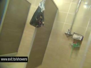 Πολλά ερασιτεχνικό κορίτσια spied σε ένα δημόσιο μπάνιο δωμάτιο