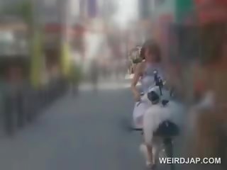 Азиатки тийн кукла получаване на путка мокри докато езда на bike