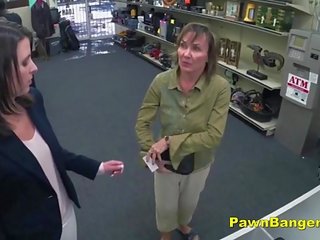 Cliente leva pénis em dela peluda cona para dinheiro