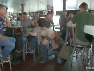Kettő bokros sluts kap megalázás -ban egy bár teljesen a buja idegenek