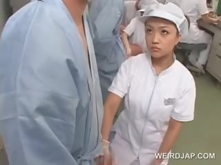 Szemérmetlen ázsiai ápolónő dörzsölés neki patients kiéhezett harkály