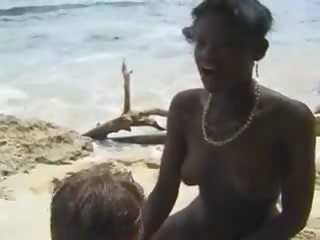Pelosa africano padrona cazzo euro giovane signora in il spiaggia
