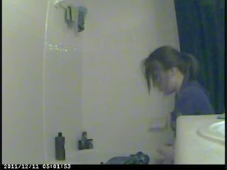 Spycam captures cits adolescent urinējošas