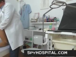 A hidden kamera içinde a gyno clinic